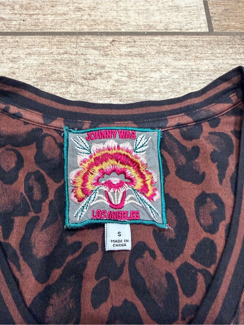 Johnny Was | Women's The Janie Favorite Short Sleeve V-Neck T-Shirt Leopard - Picture 4 of 8